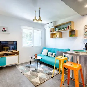 Beachside Cosy With Pool Apartment